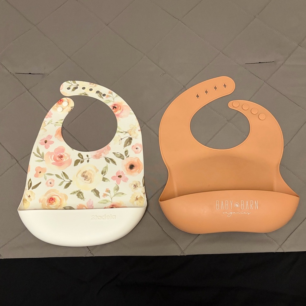 2 silicone bibs with food catcher